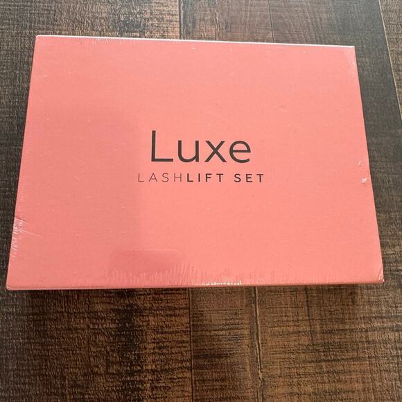 Luxe lash lift set - includes 3 lifts that last up to 8 weeks each. NEW IN BOX - Picture 1 of 2